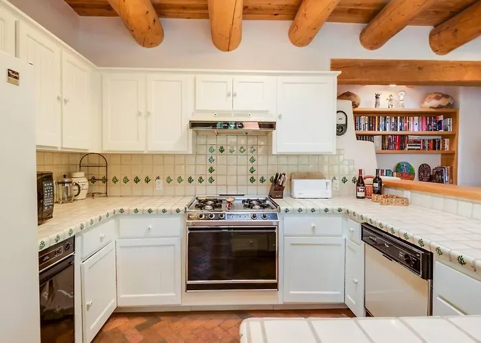 Foothills Retreat- Patios, Rooftop Deck, Quiet, 2Br