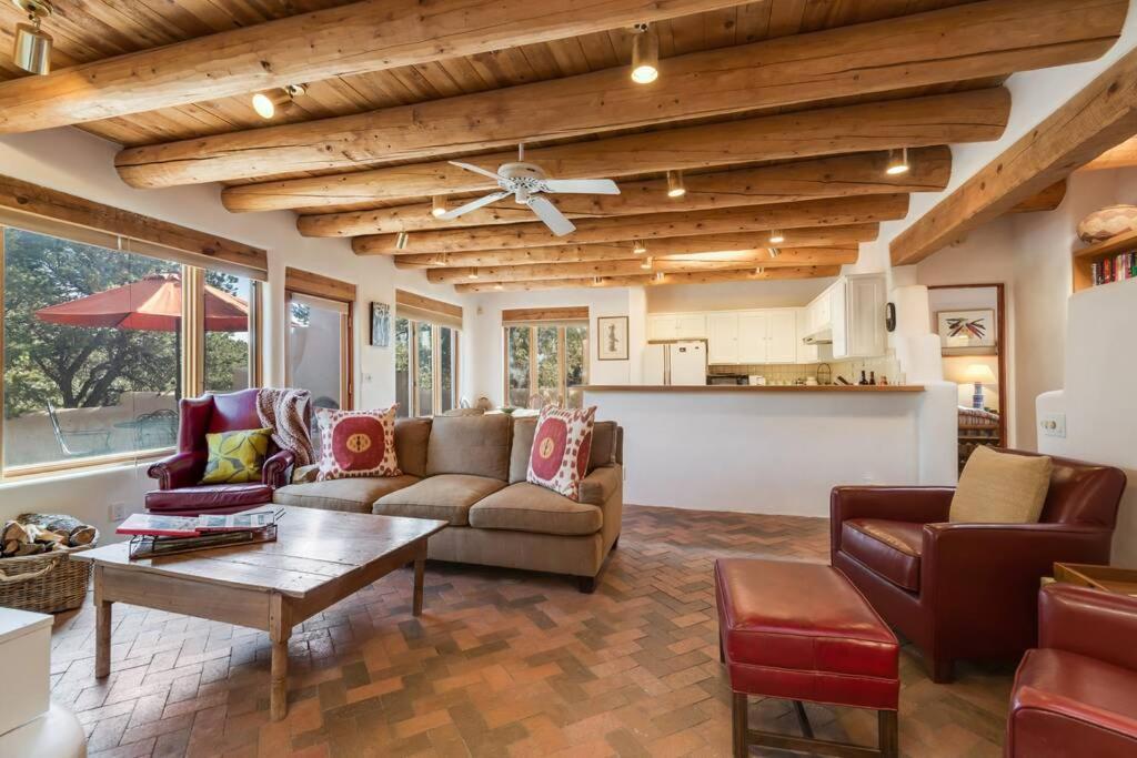 Foothills Retreat- Patios, Rooftop Deck, Quiet, 2br Сasa de vacaciones *
