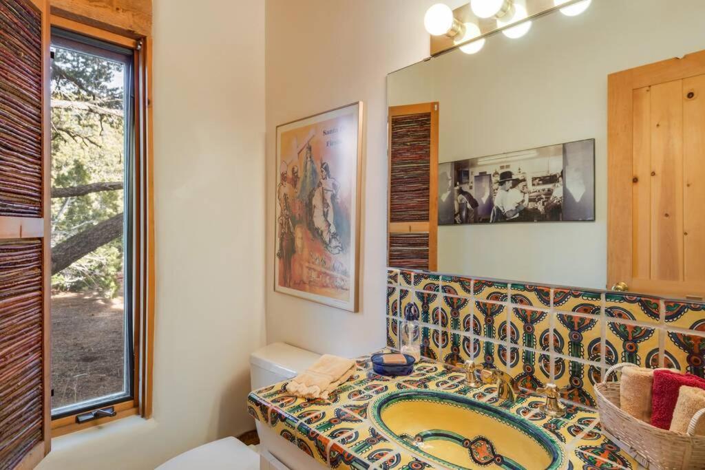 Сasa de vacaciones Foothills Retreat- Patios, Rooftop Deck, Quiet, 2br *