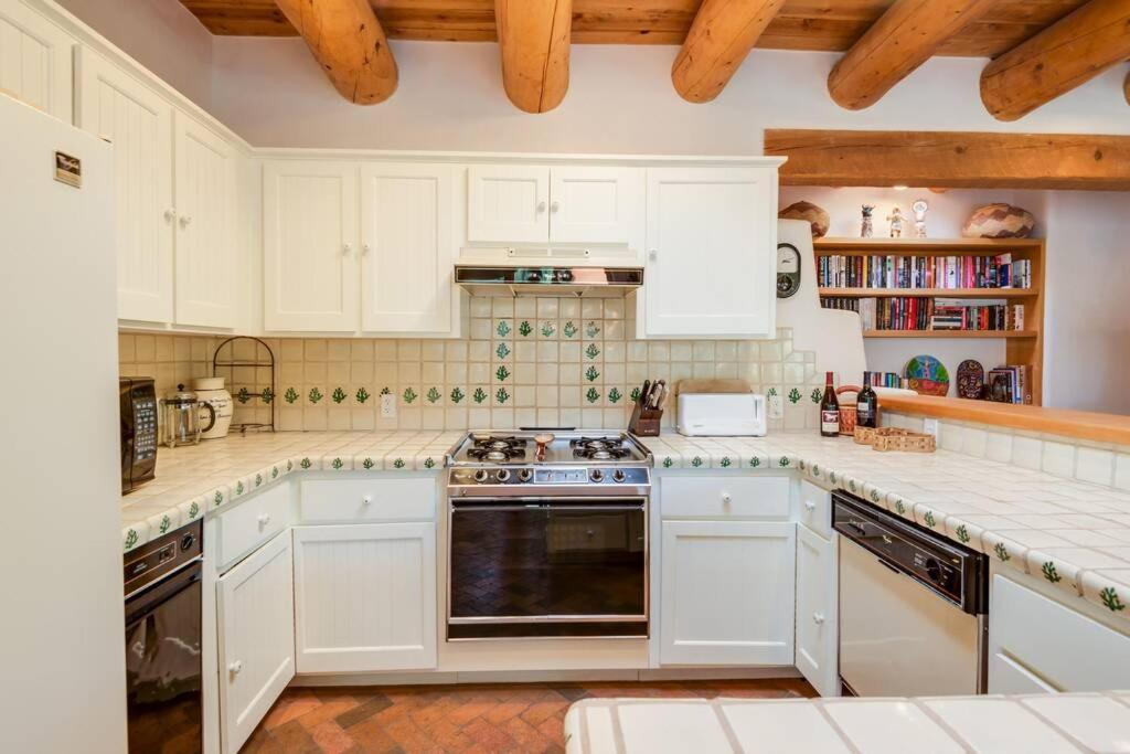 Сasa de vacaciones Foothills Retreat- Patios, Rooftop Deck, Quiet, 2br *