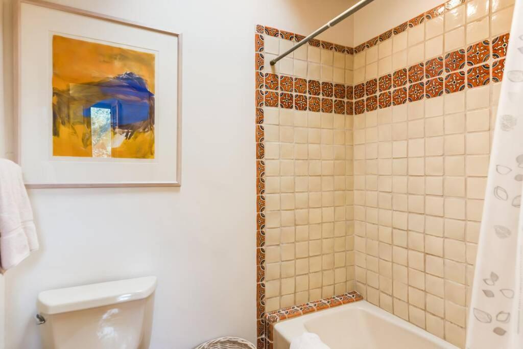 Сasa de vacaciones Foothills Retreat- Patios, Rooftop Deck, Quiet, 2br *