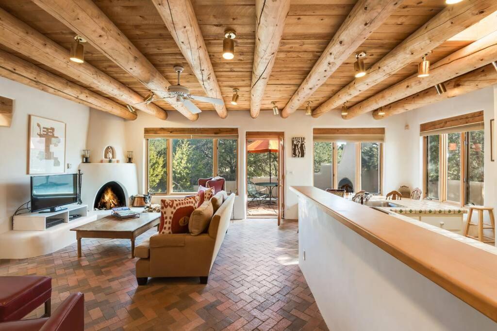 Foothills Retreat- Patios, Rooftop Deck, Quiet, 2br Сasa de vacaciones