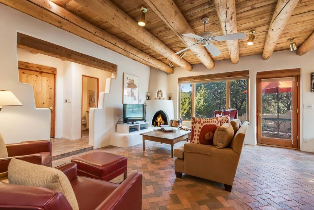 Holiday home Foothills Retreat- Patios, Rooftop Deck, Quiet, 2br *
